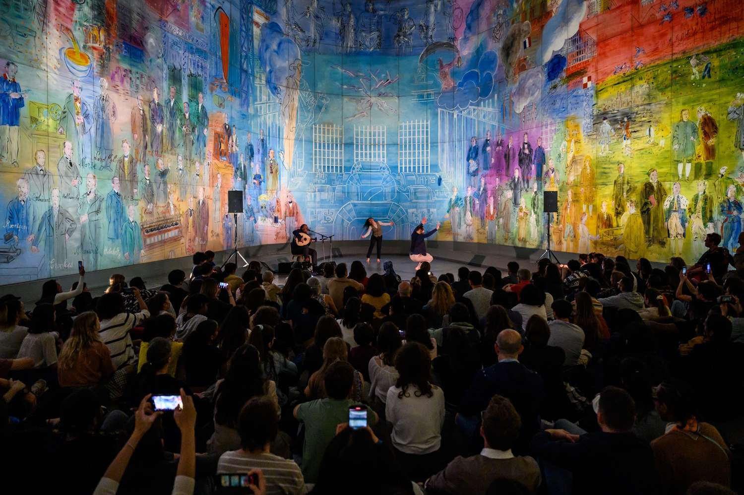 nuit des musées, deux danseurs et un musicien devant la fée électricité de Raoul Dufy