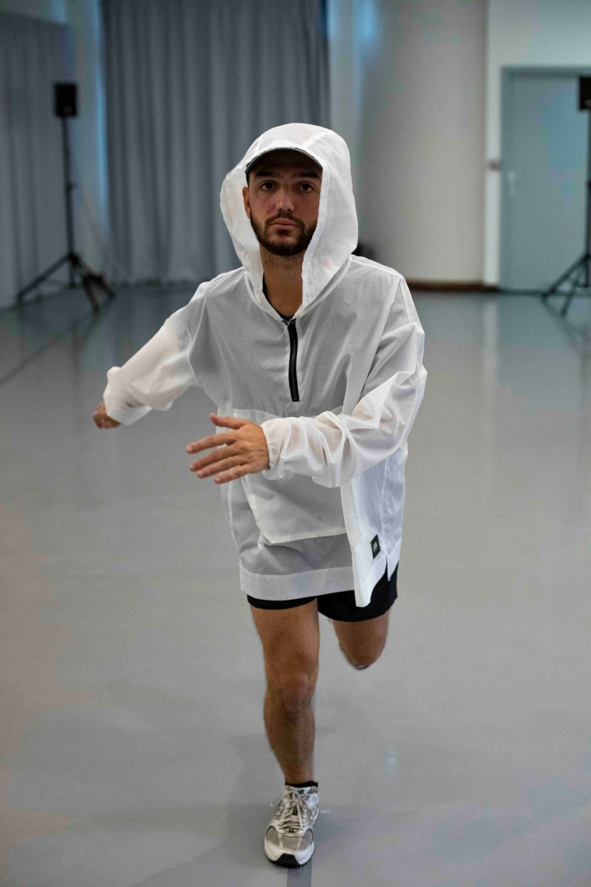 Valentin Mériot, en tenue de marathonien court face à la caméra. 