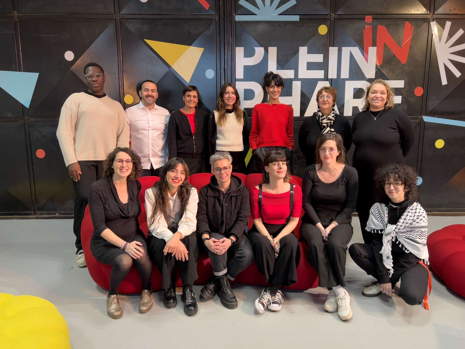 L'équipe du Phare, tout de rouge et de noir vêtu, en configuration photo de classe.