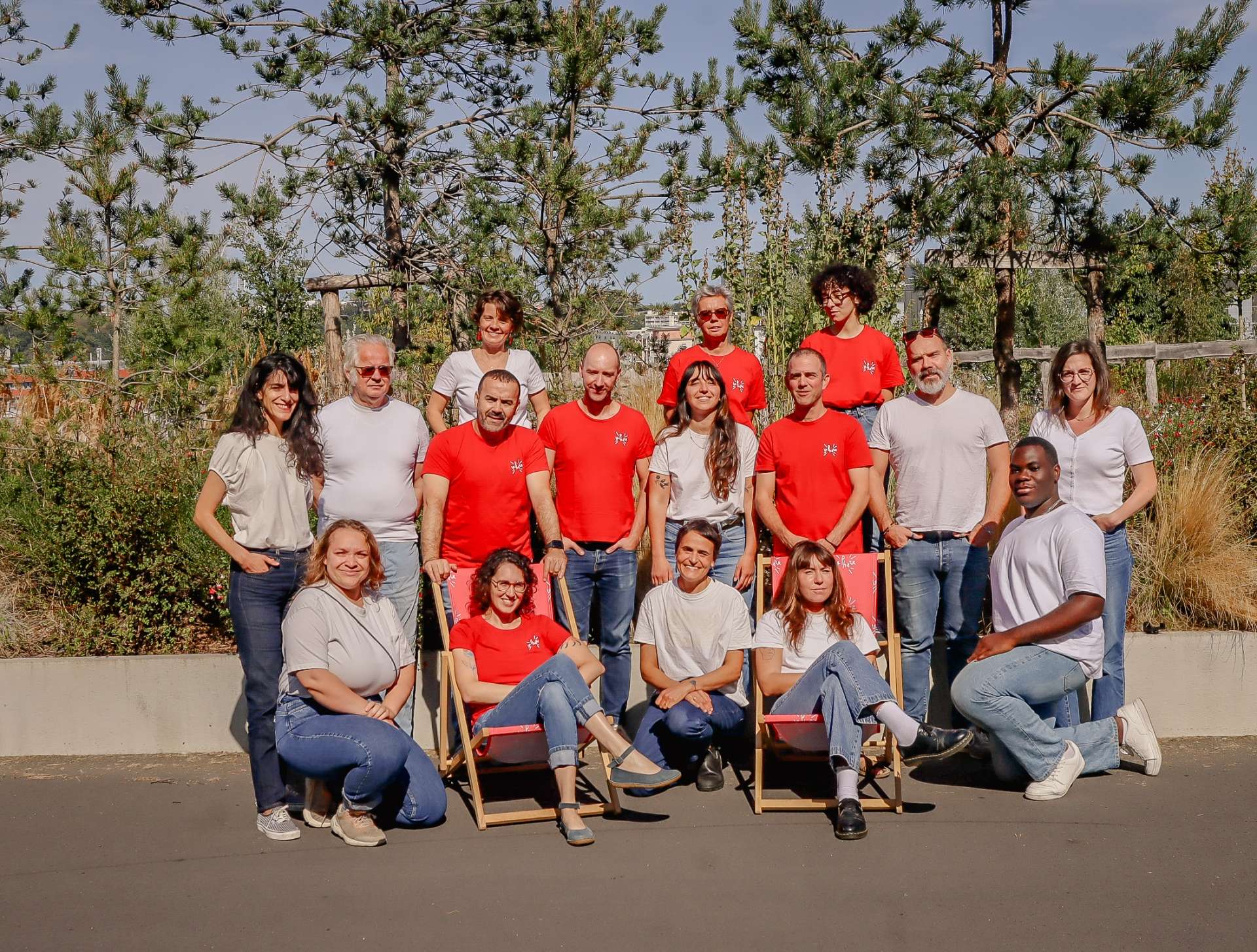 L'équipe du Phare au grand complet devant le parc Winston Churchill, assemblée comme dans une photo de classe de rentrée.
